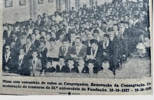 Congregados Marianos na Matriz Sagrado Coração de Jesus, comemorando 22 anos da Congregação. Na 1ª fila do corredor, Mário Mayer, o 3º, e Ulysses Sebben o 4º.