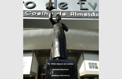 Estátua do Pe. Vitor Coelho, um dos Redentorista que fundou a Congregação Mariana, a qual deu início ao Jornal, em 1958.