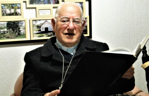 Dom Walter Michael Ebejer, 1º bispo da Diocese até 2007, tornou o Estrela Matutina um Jornal Diocesano, em 1978. Em suas mãos a encadernação do Estrela, de 1973 -1982.