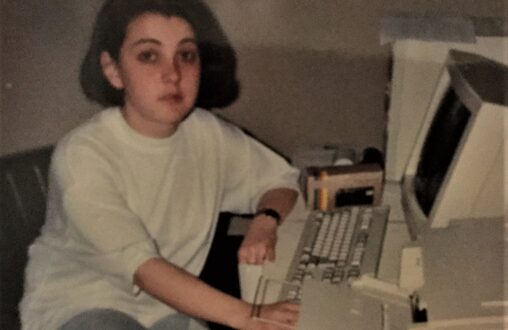 Micheline, em sua casa, na época em que diagramava o Estrela Matutina, trabalho realizado por ela de 1996 a 2004.