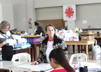 Cáritas Diocesana e voluntários se doam em serviço aos desabrigados da enchente