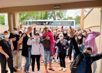 Crismados, de São João do Triunfo, fazem viagem solidária e de fé