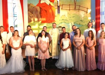 Acompanhados pela Pastoral Familiar, casais recebem o Matrimônio, em Paula Freitas