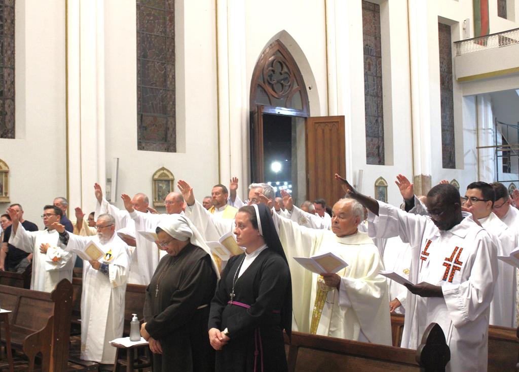 Clero da Diocese renova promessas sacerdotais, em Missa da Unidade, na Catedral