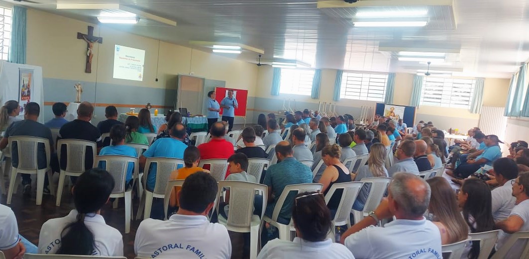 Mais de cinquenta casais da Pastoral Familiar recebem formação para atuarem nas Paróquias