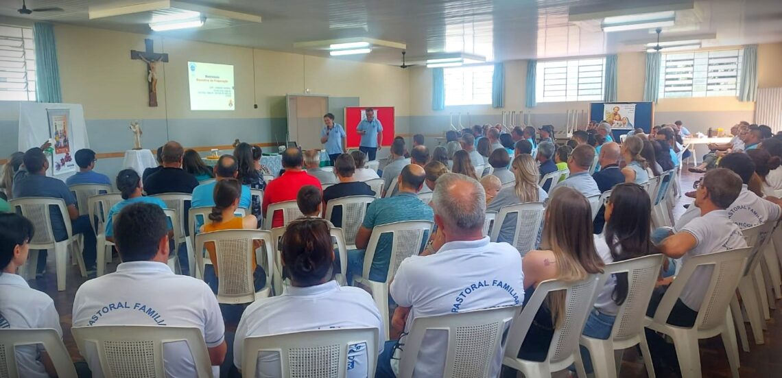 Mais de cinquenta casais da Pastoral Familiar recebem formação para atuarem nas Paróquias