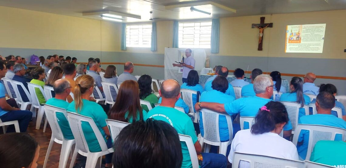 Mais de cinquenta casais da Pastoral Familiar recebem formação para atuarem nas Paróquias