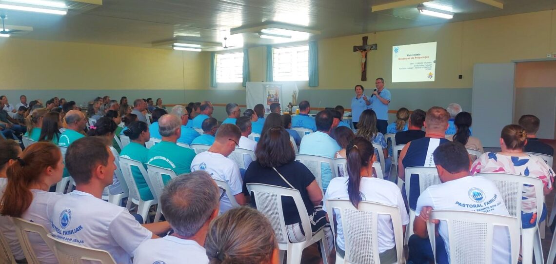Mais de cinquenta casais da Pastoral Familiar recebem formação para atuarem nas Paróquias
