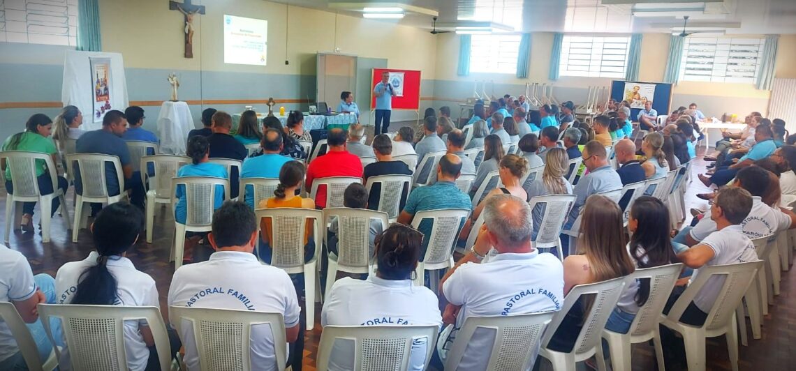 Mais de cinquenta casais da Pastoral Familiar recebem formação para atuarem nas Paróquias