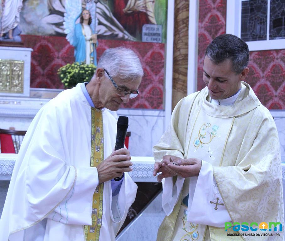 Padre João Francisco toma posse em nova Paróquia