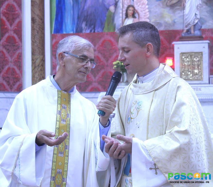 Padre João Francisco toma posse em nova Paróquia