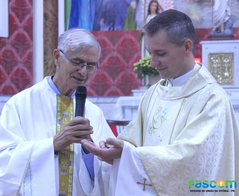 Padre João Francisco toma posse em nova Paróquia