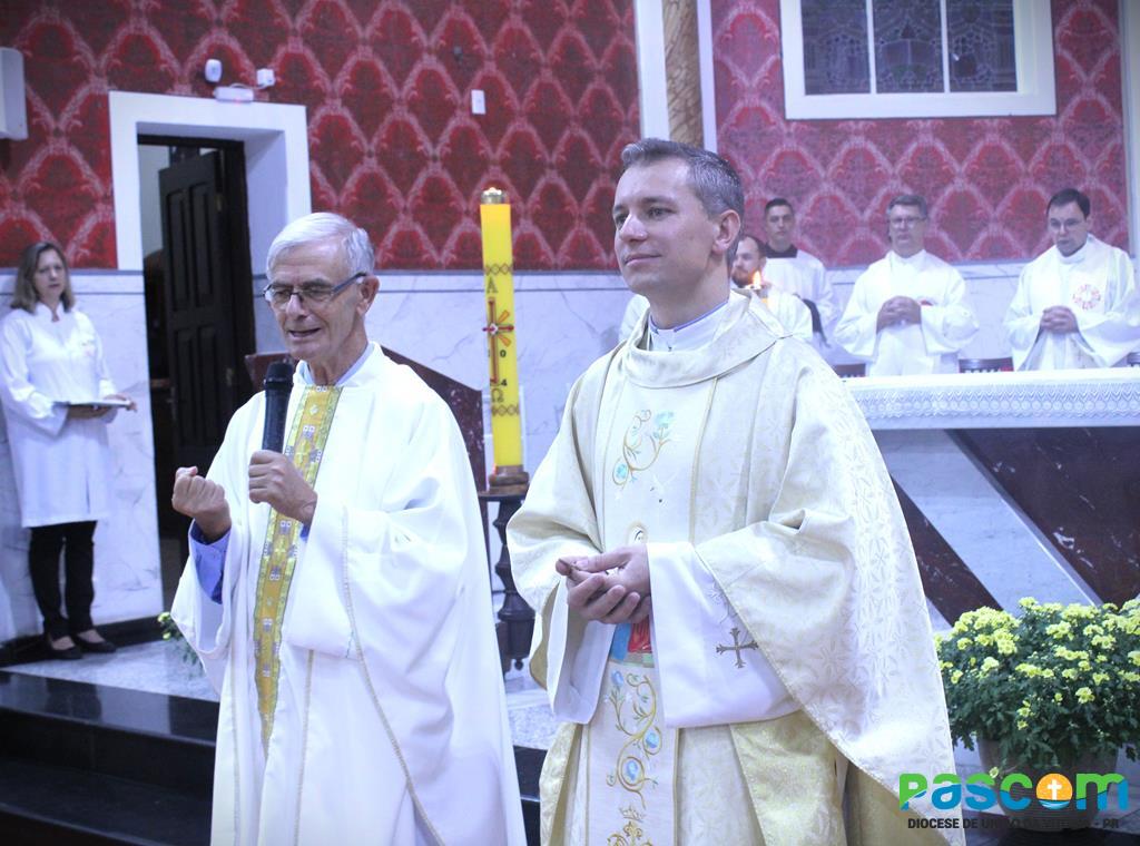 Padre João Francisco toma posse em nova Paróquia