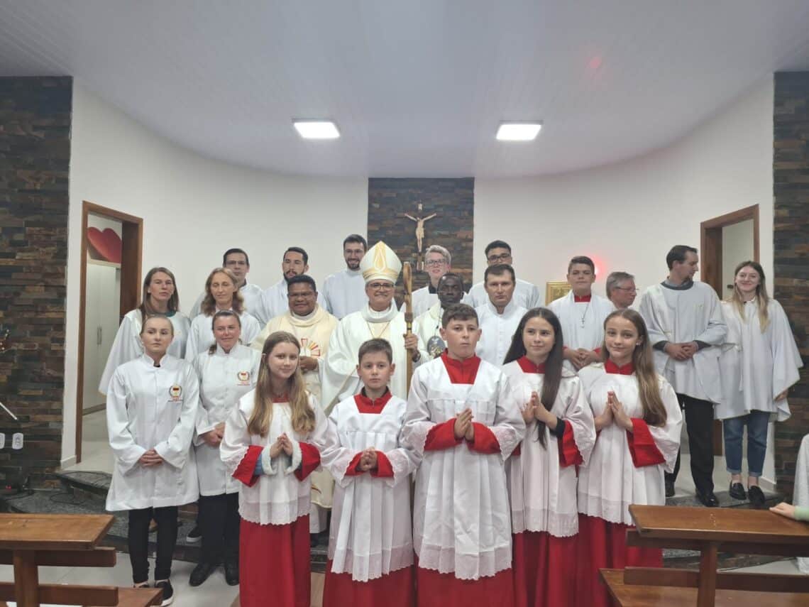 Comunidade da Paróquia Sagrado Coração de Jesus de Rio Azul, inaugura nova capela