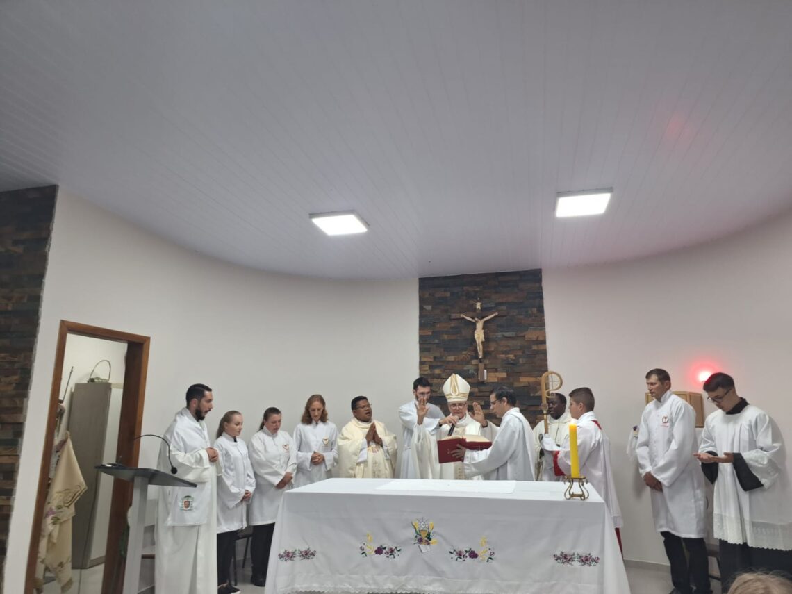 Comunidade da Paróquia Sagrado Coração de Jesus de Rio Azul, inaugura nova capela