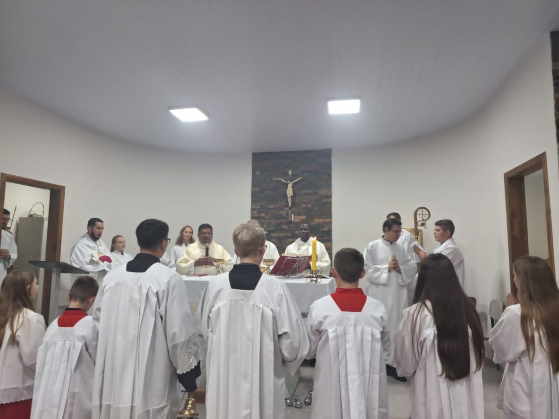 Comunidade da Paróquia Sagrado Coração de Jesus de Rio Azul, inaugura nova capela