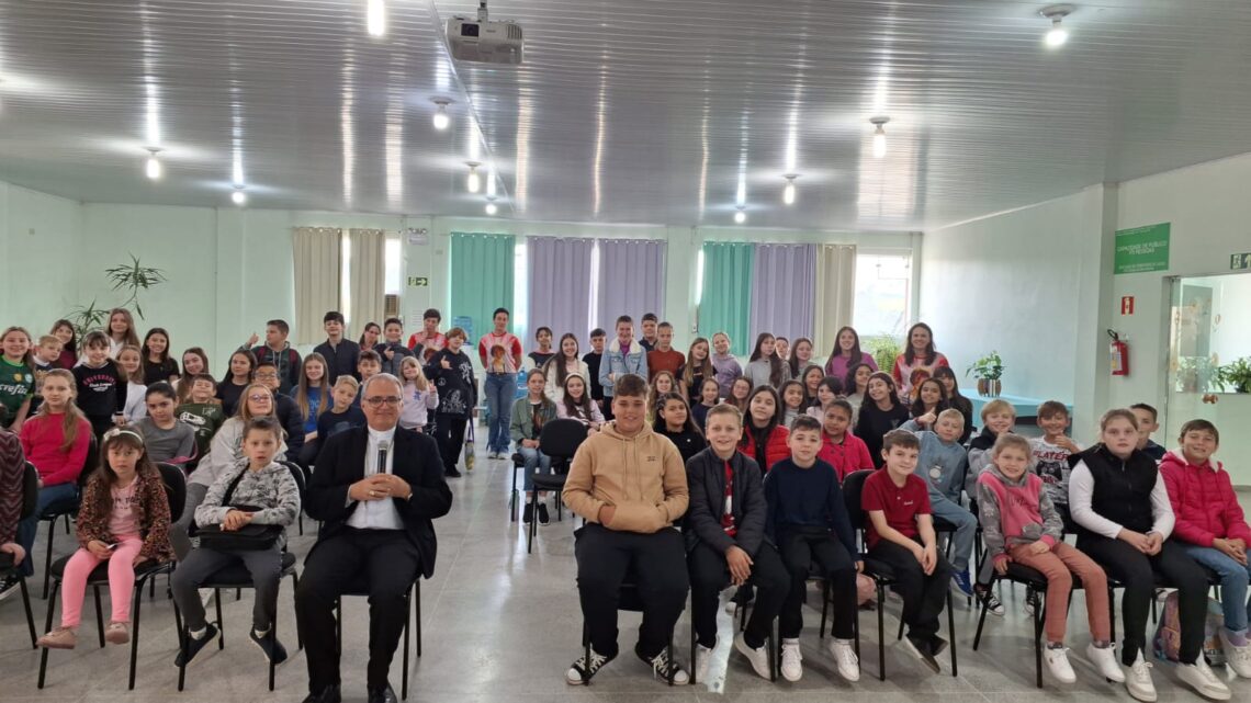 Paróquia de Rio Azul acolhe Dom Walter Jorge em Visita Pastoral