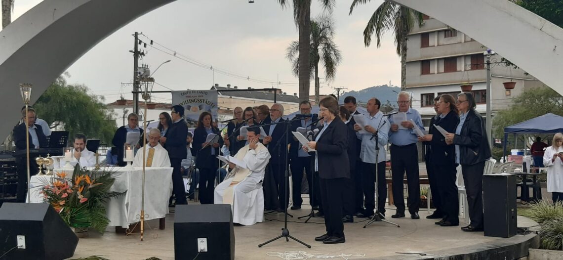 Povos da cultura germânica participam de Missa Alemã na Praça Hercílio Luz