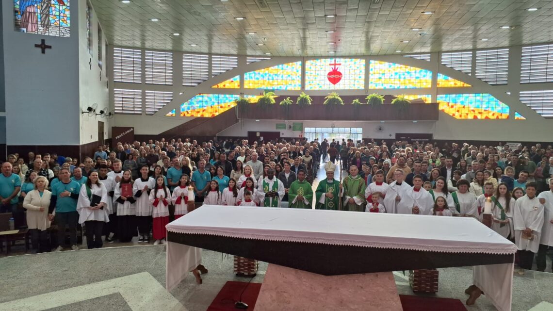 Paróquia de Rio Azul acolhe Dom Walter Jorge em Visita Pastoral