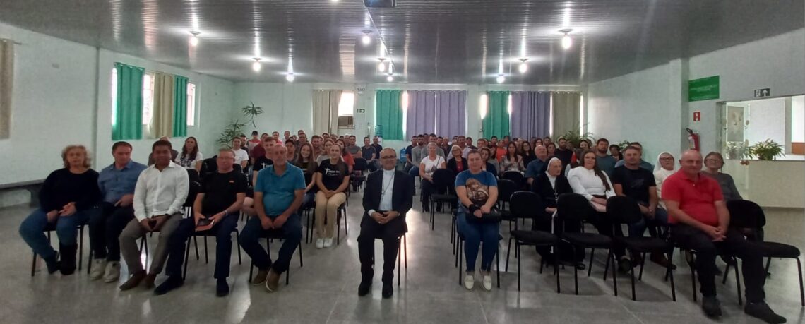 Paróquia de Rio Azul acolhe Dom Walter Jorge em Visita Pastoral