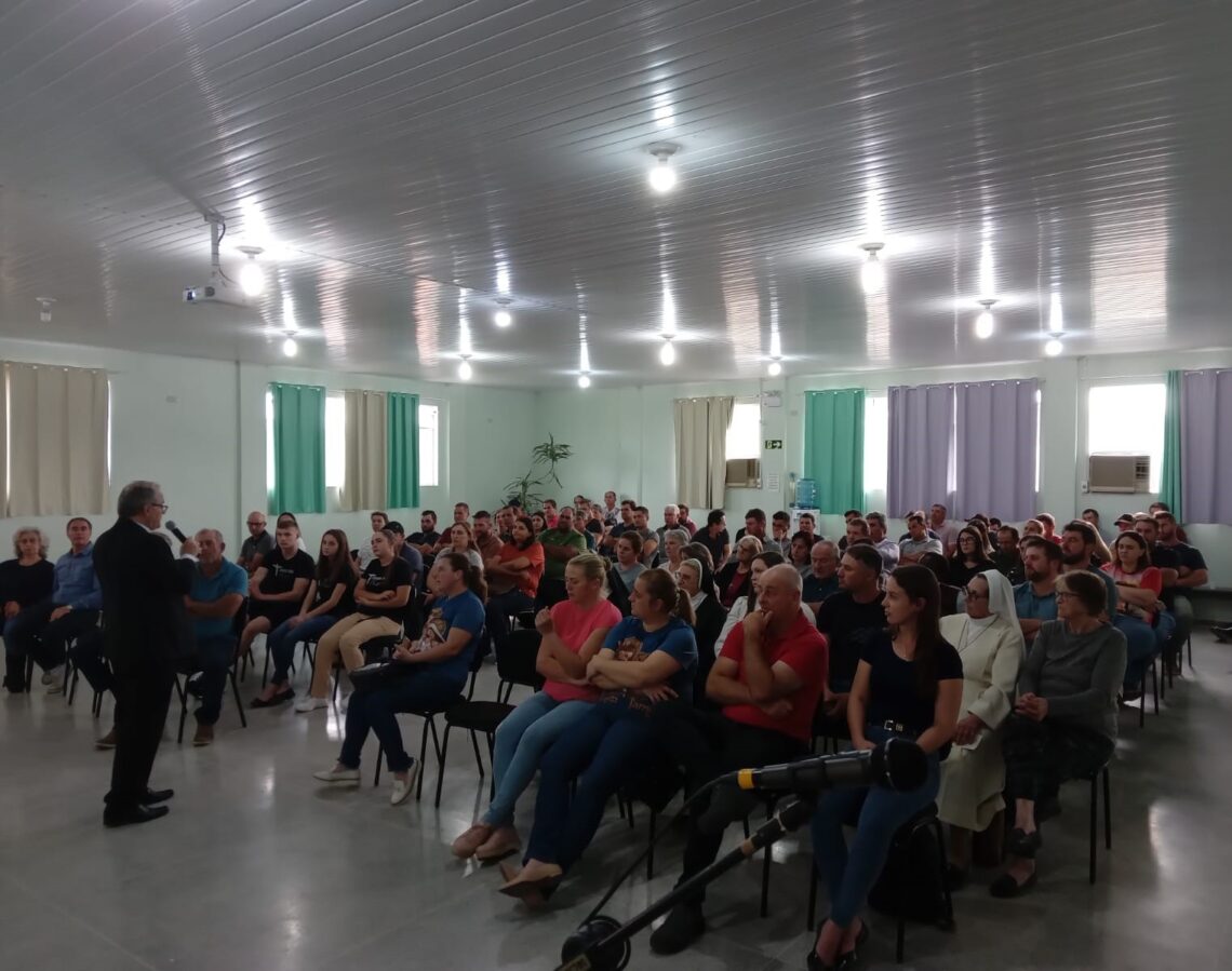 Paróquia de Rio Azul acolhe Dom Walter Jorge em Visita Pastoral
