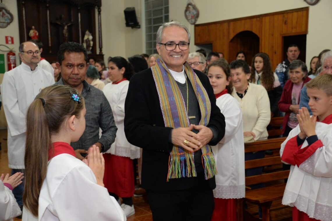 Paróquia de Rio Azul acolhe Dom Walter Jorge em Visita Pastoral
