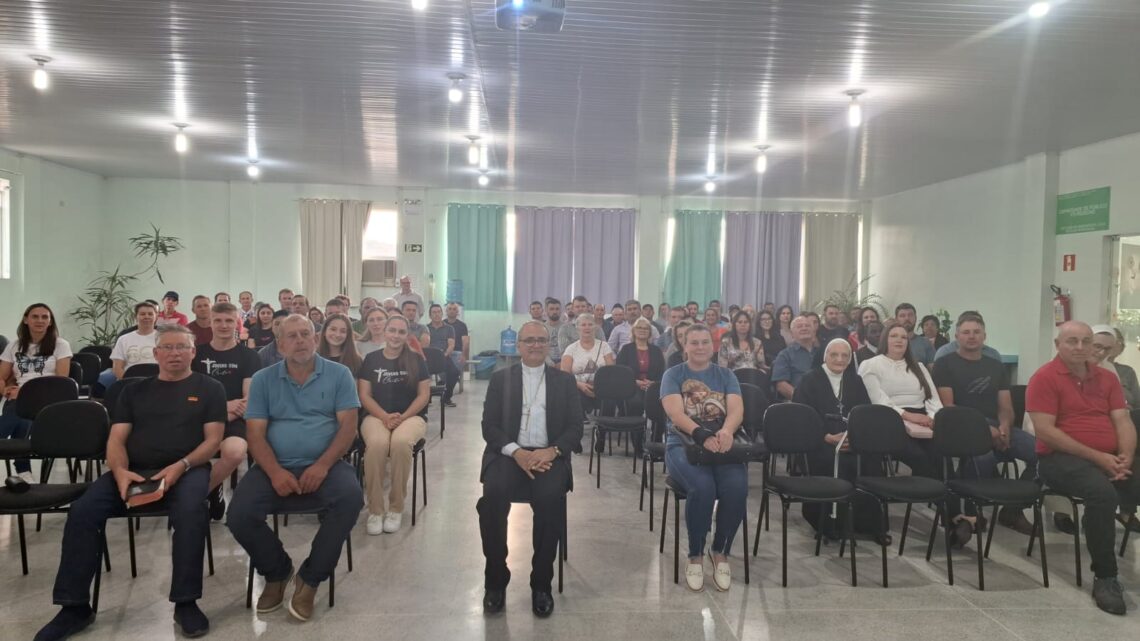 Paróquia de Rio Azul acolhe Dom Walter Jorge em Visita Pastoral