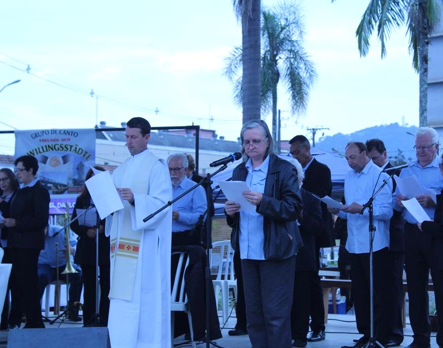 Povos da cultura germânica participam de Missa Alemã na Praça Hercílio Luz