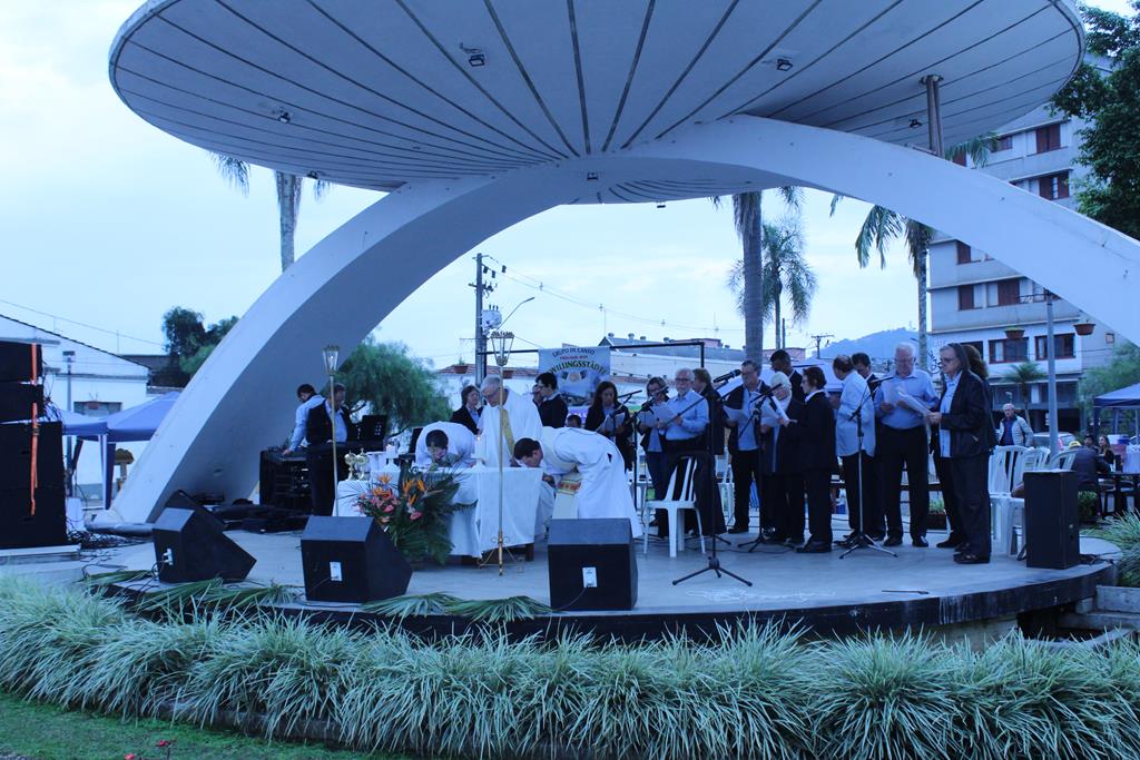 Povos da cultura germânica participam de Missa Alemã na Praça Hercílio Luz