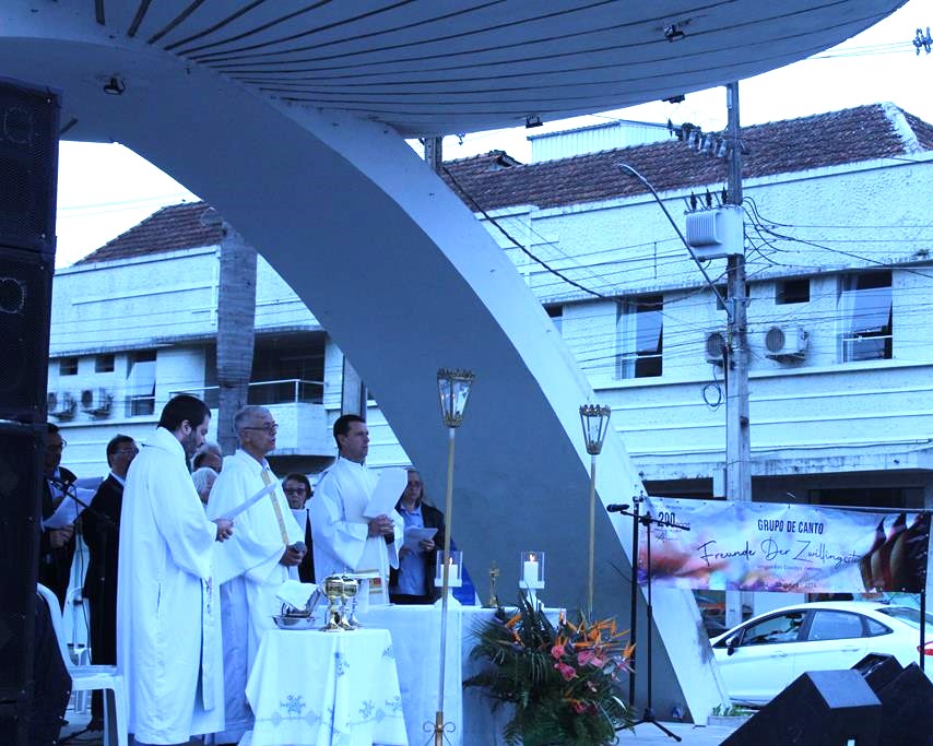 Povos da cultura germânica participam de Missa Alemã na Praça Hercílio Luz