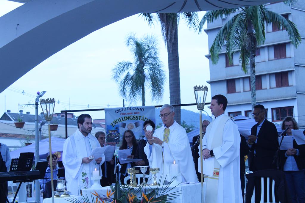 Povos da cultura germânica participam de Missa Alemã na Praça Hercílio Luz