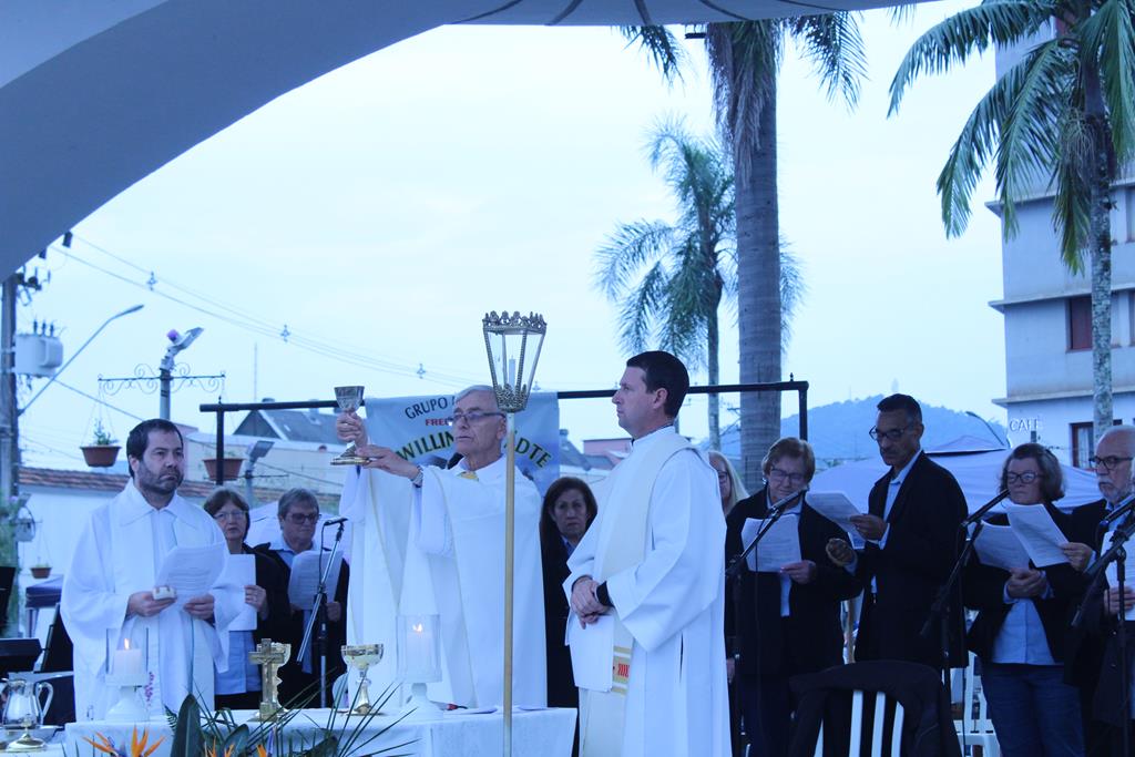 Povos da cultura germânica participam de Missa Alemã na Praça Hercílio Luz