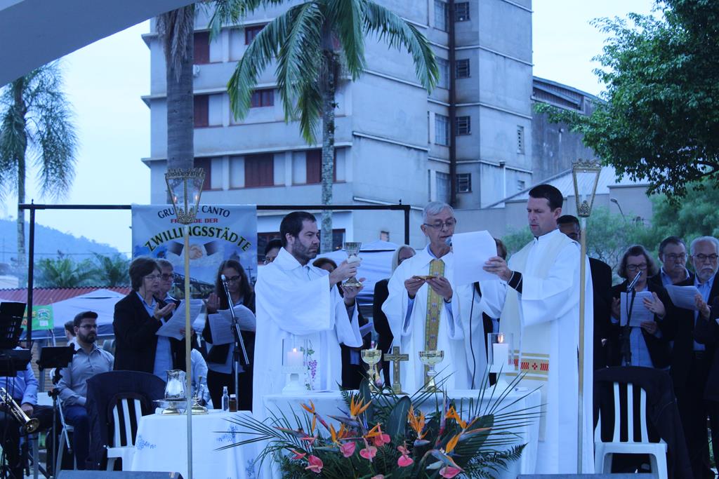 Povos da cultura germânica participam de Missa Alemã na Praça Hercílio Luz