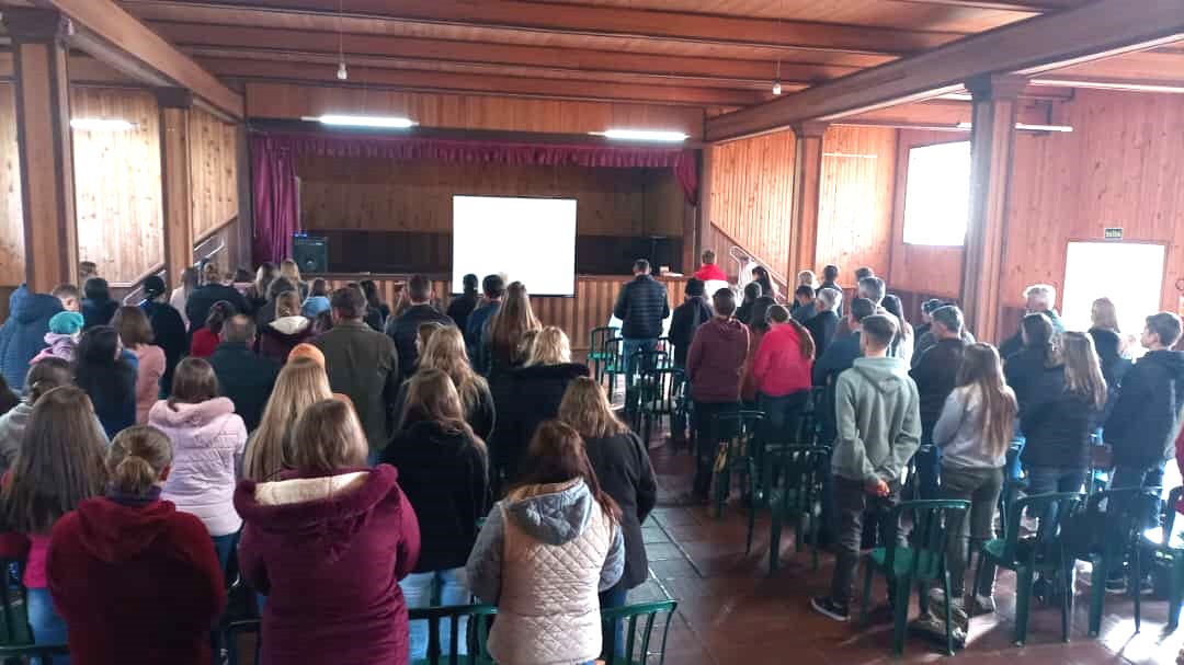 Paróquia Sant’Ana acolhe 77 catequistas para formação