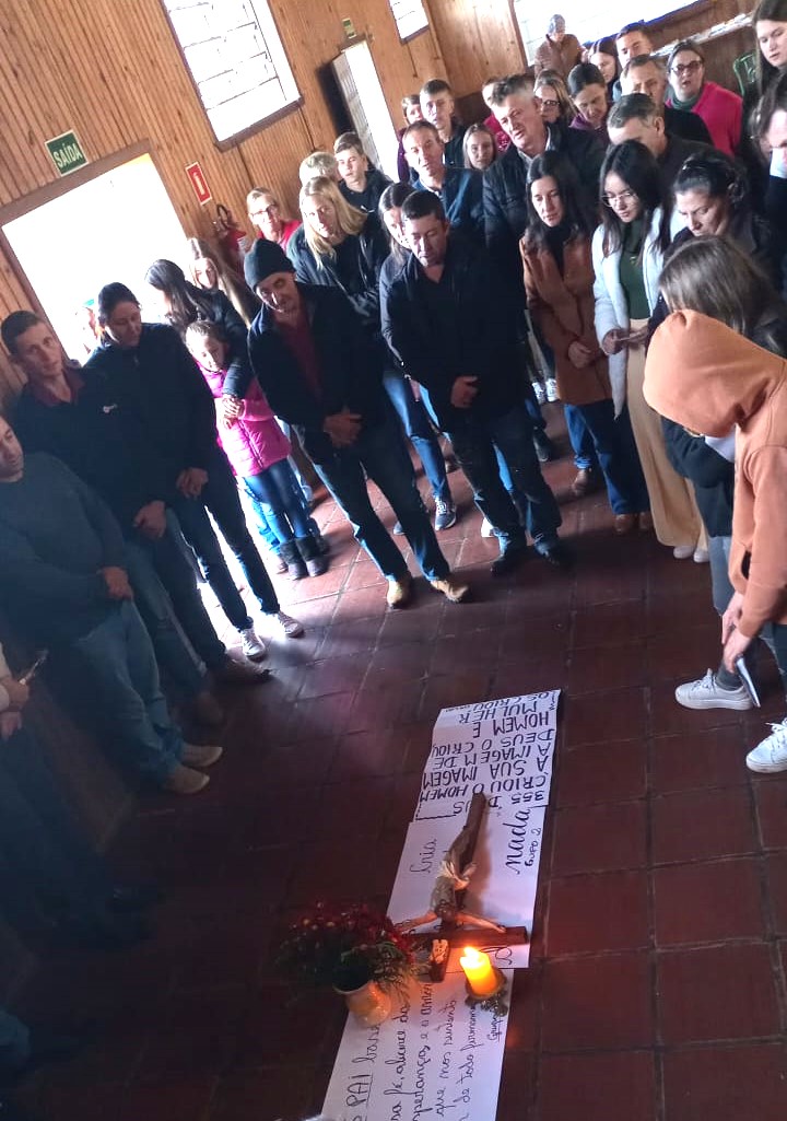 Paróquia Sant’Ana acolhe 77 catequistas para formação