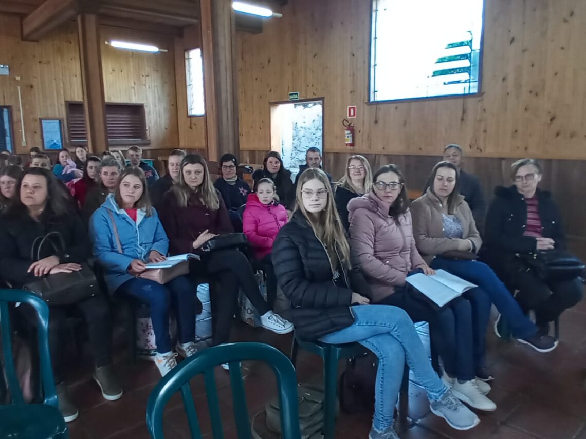 Paróquia Sant’Ana acolhe 77 catequistas para formação
