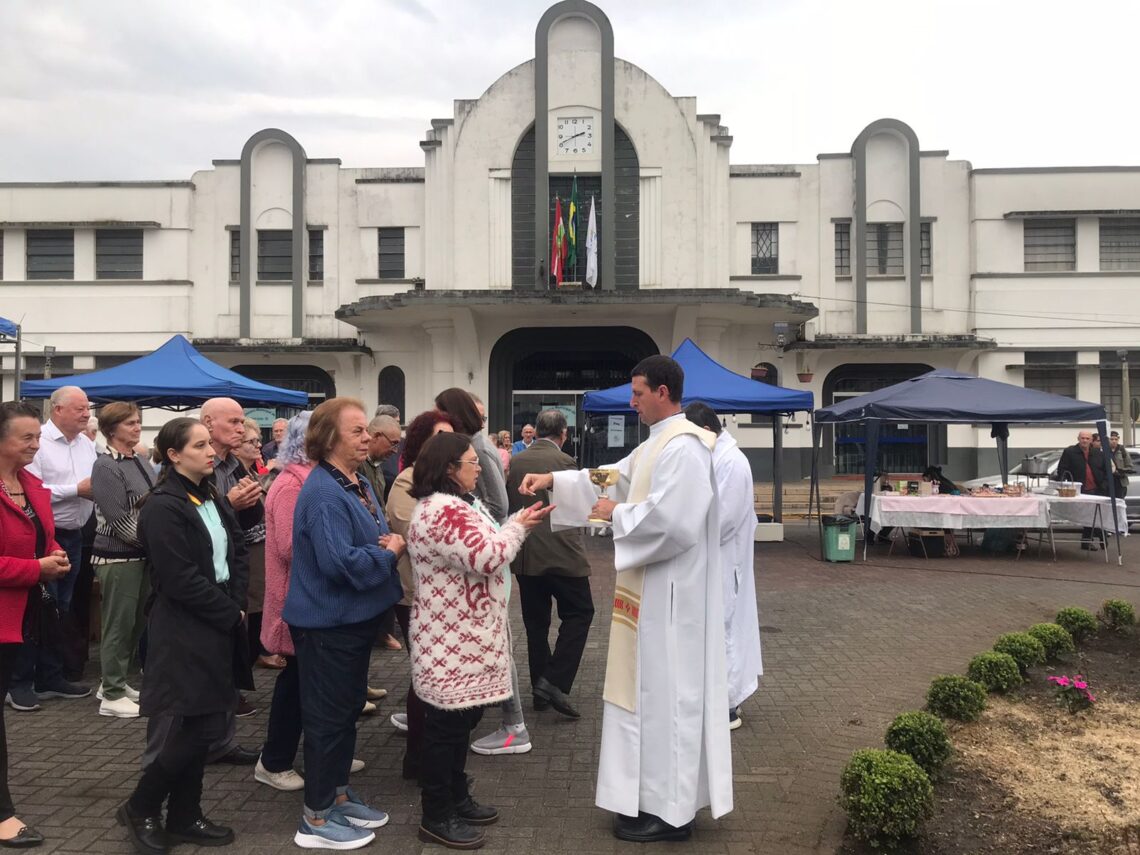Povos da cultura germânica participam de Missa Alemã na Praça Hercílio Luz