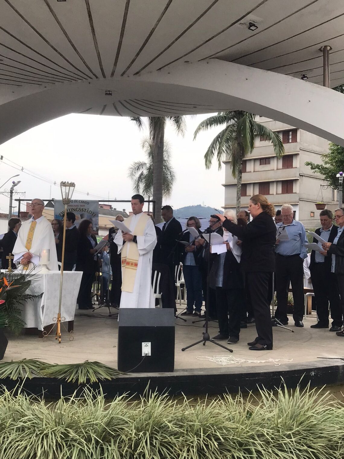 Povos da cultura germânica participam de Missa Alemã na Praça Hercílio Luz