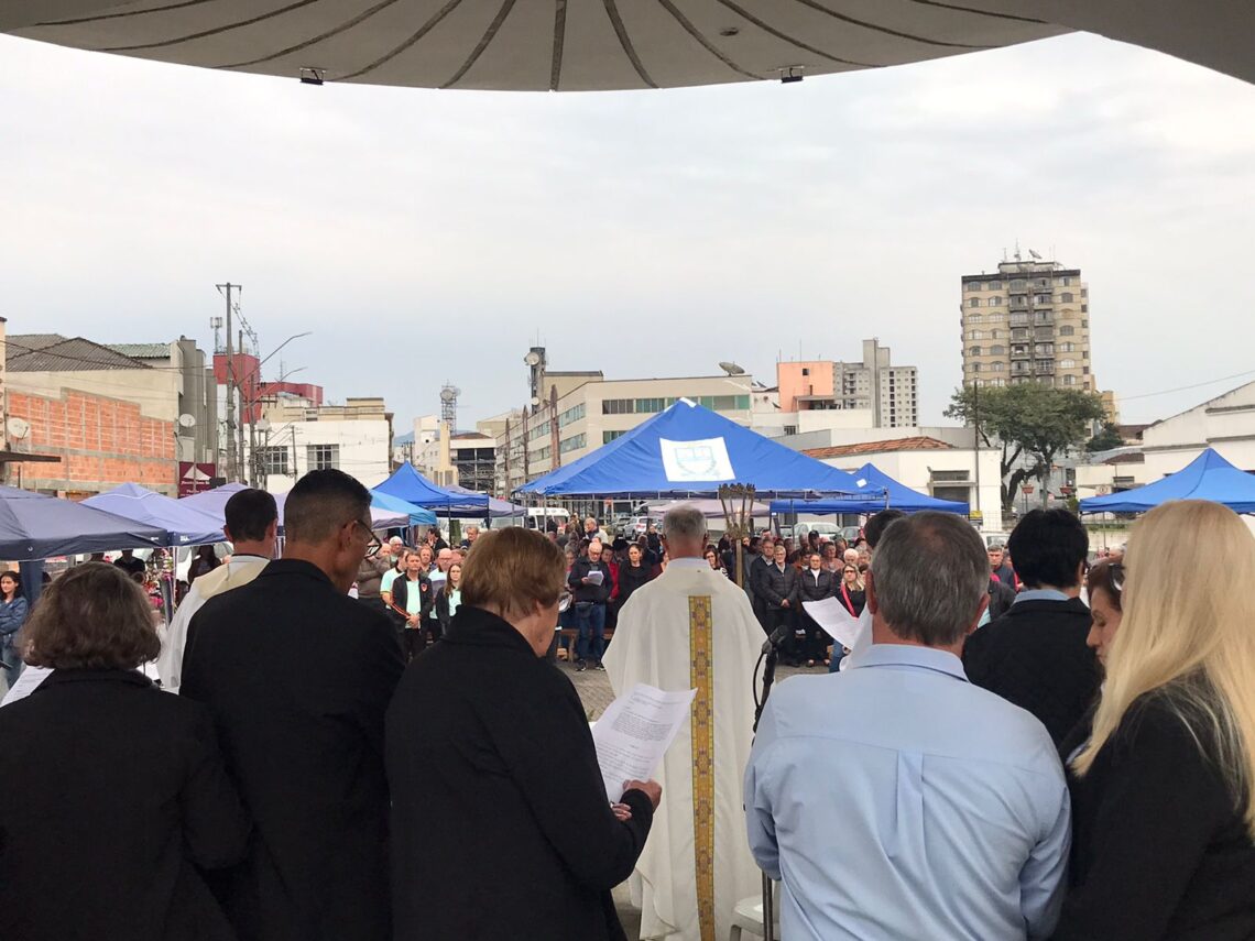 Povos da cultura germânica participam de Missa Alemã na Praça Hercílio Luz