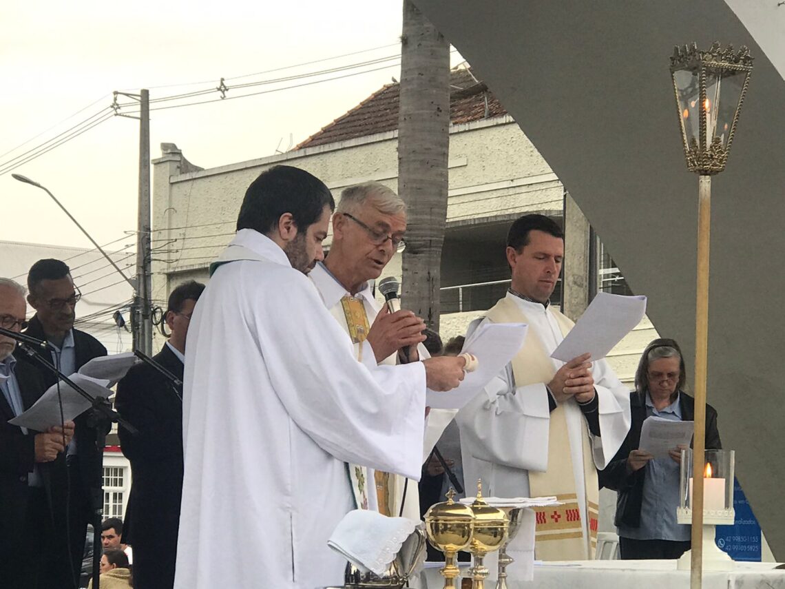 Povos da cultura germânica participam de Missa Alemã na Praça Hercílio Luz
