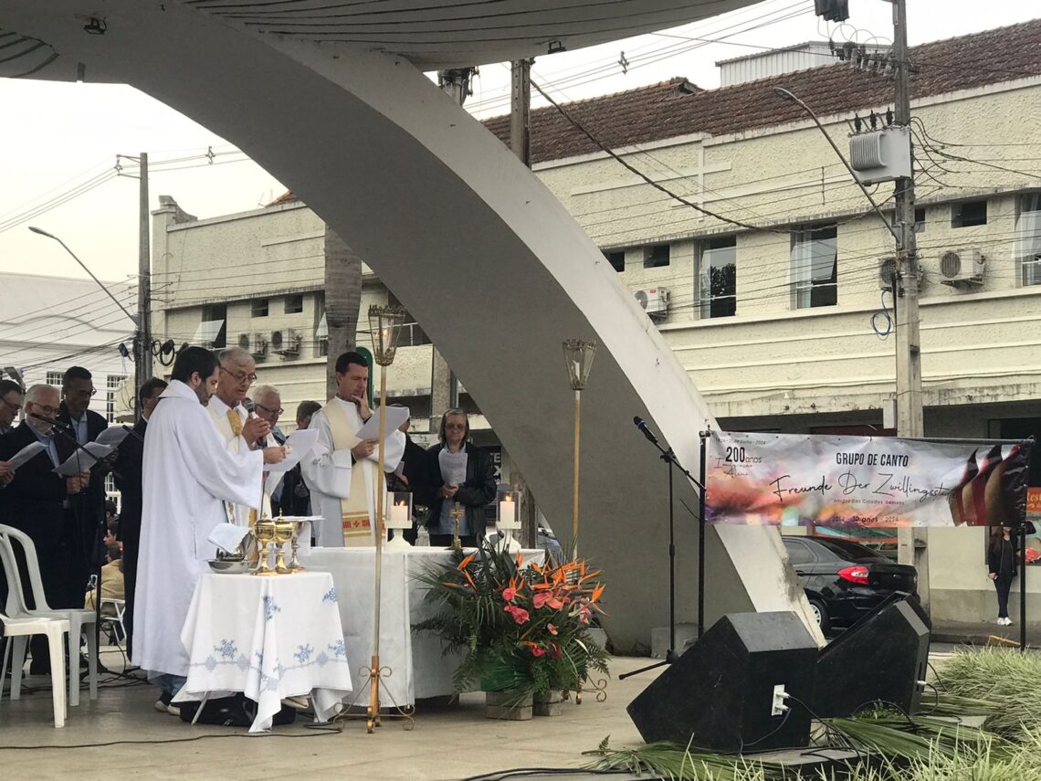 Povos da cultura germânica participam de Missa Alemã na Praça Hercílio Luz