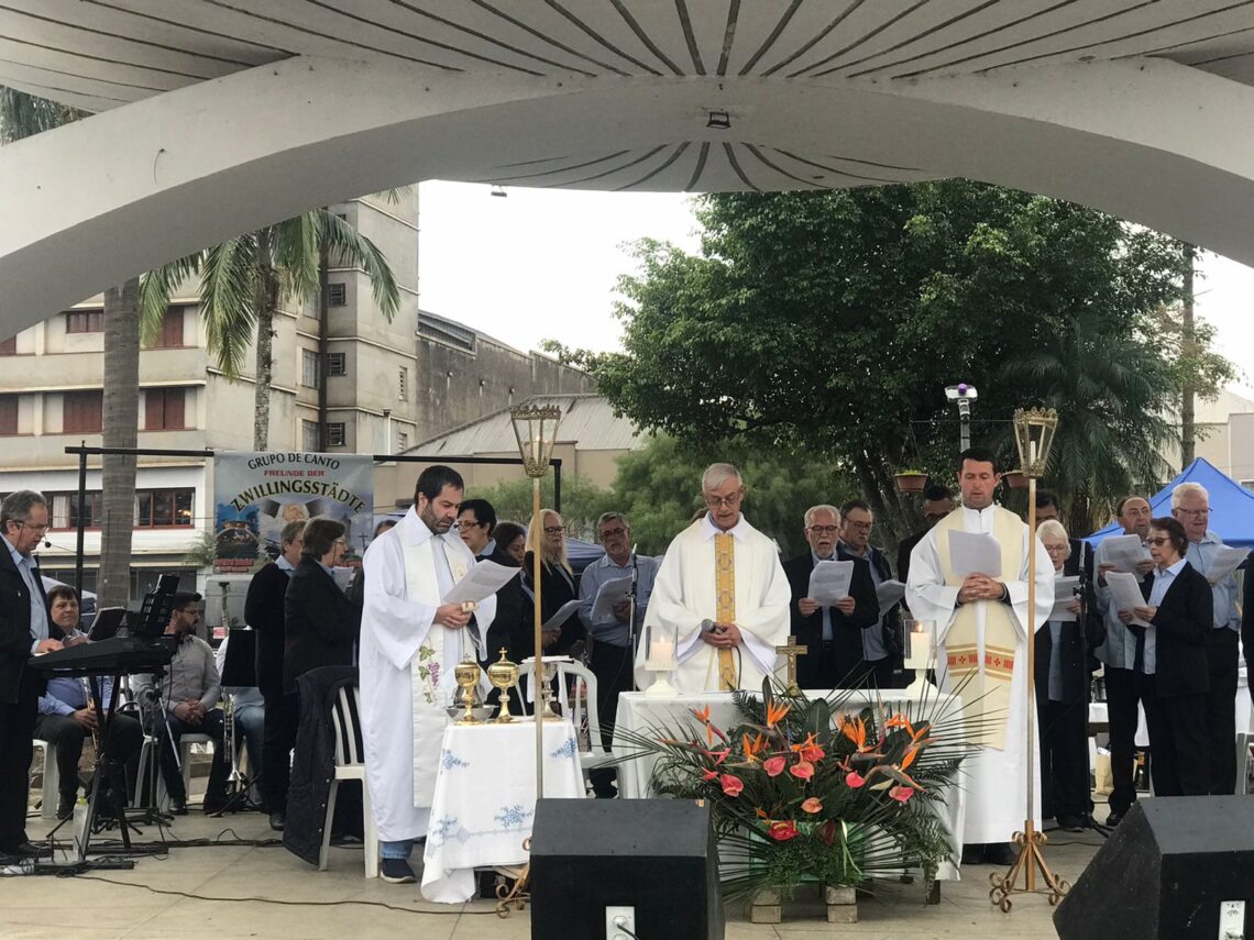 Povos da cultura germânica participam de Missa Alemã na Praça Hercílio Luz