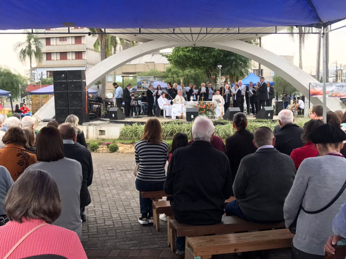 Povos da cultura germânica participam de Missa Alemã na Praça Hercílio Luz