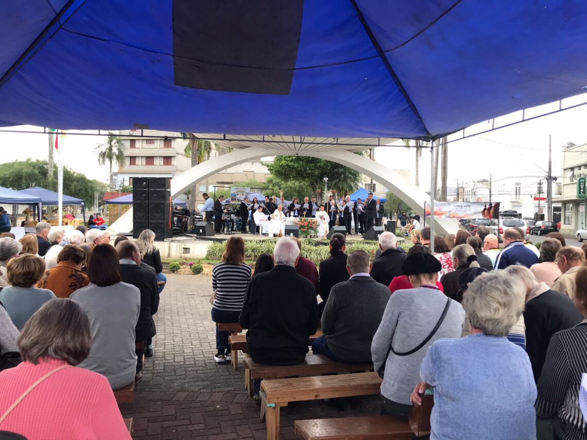Povos da cultura germânica participam de Missa Alemã na Praça Hercílio Luz