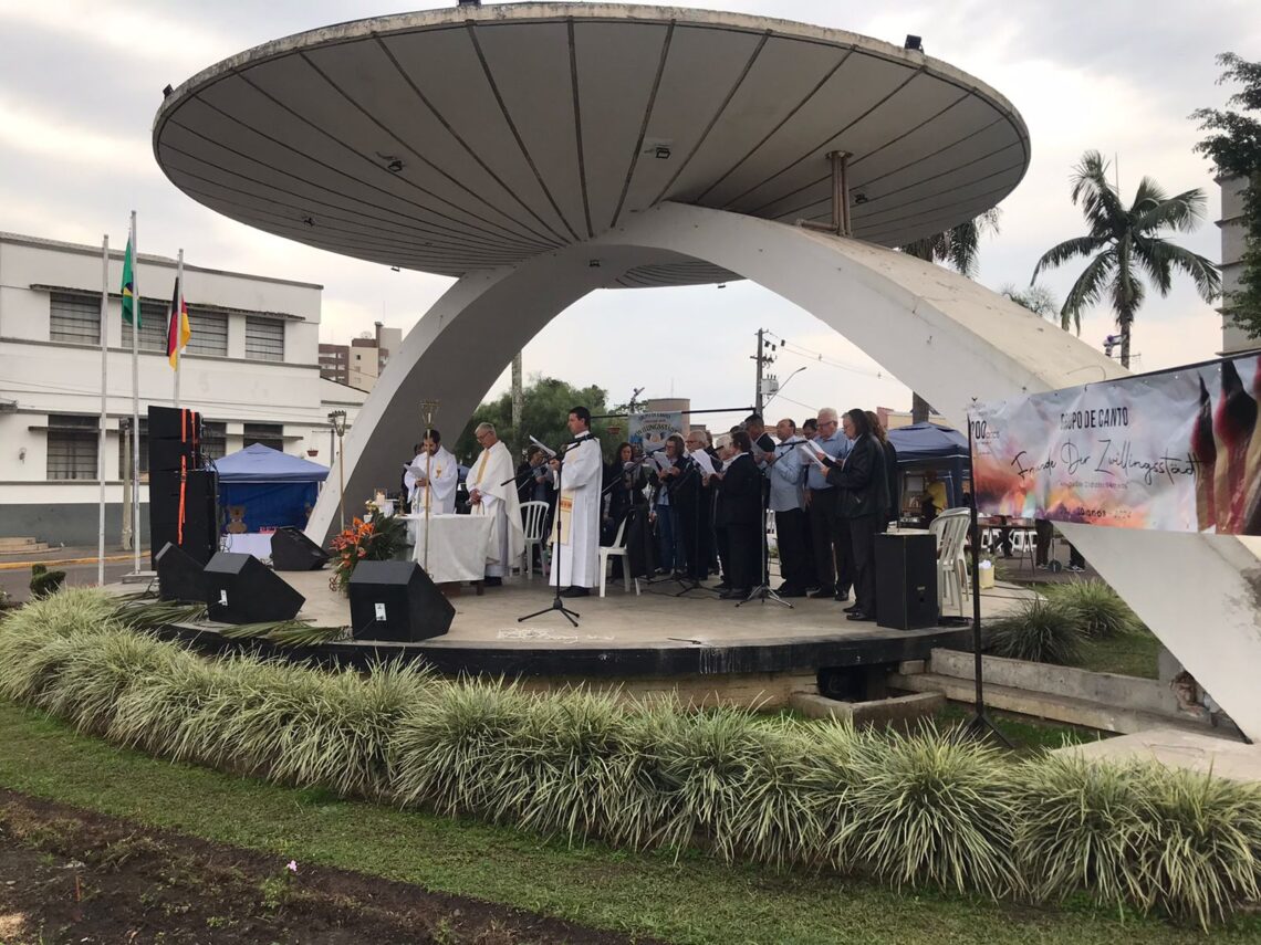 Povos da cultura germânica participam de Missa Alemã na Praça Hercílio Luz