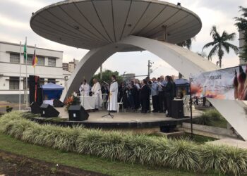 Povos da cultura germânica participam de Missa Alemã na Praça Hercílio Luz