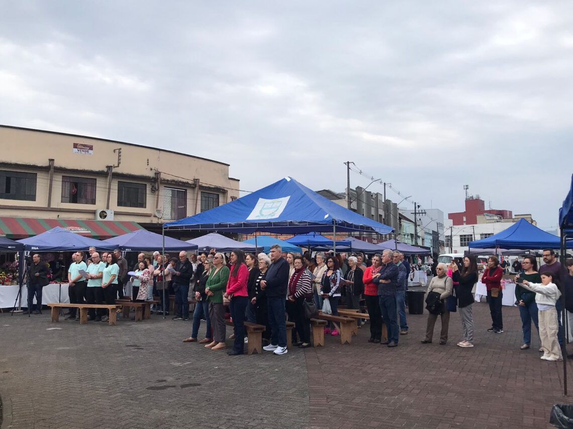 Povos da cultura germânica participam de Missa Alemã na Praça Hercílio Luz