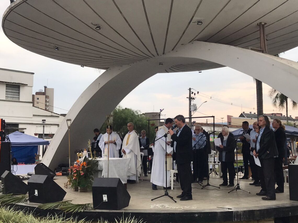 Povos da cultura germânica participam de Missa Alemã na Praça Hercílio Luz