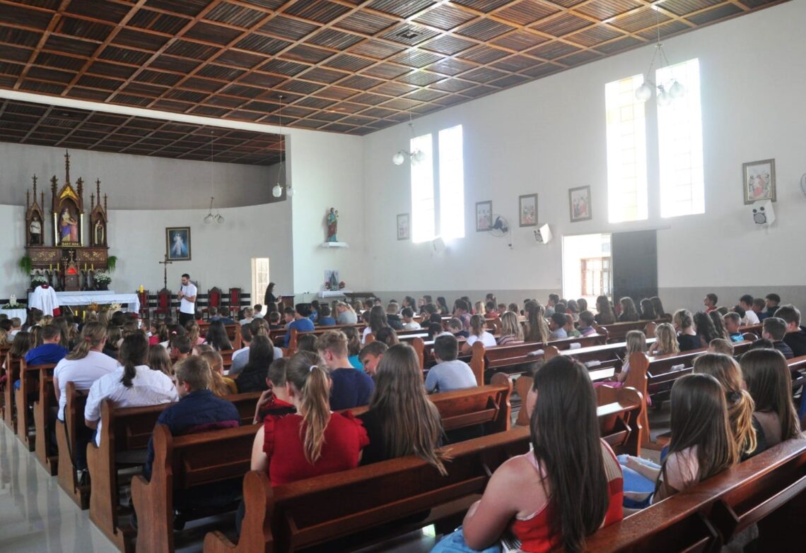 Coroinhas e acólitos da Paróquia Santa’Ana recebem formação