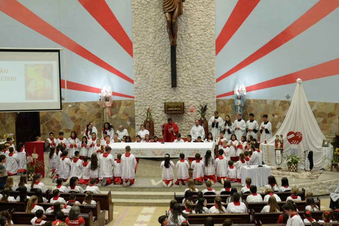 Paróquia de Rio Azul realiza envio de coroinhas e acólitos no dia de São Tarcísio